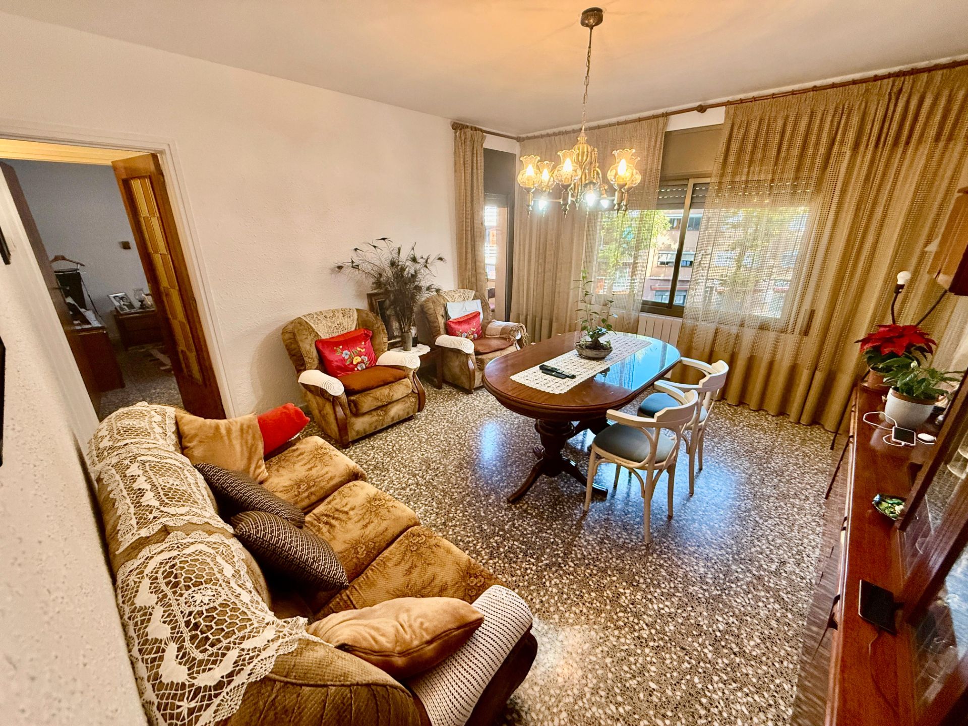 Sala d'estar de Pis en venda en Cornellà de Llobregat amb Aire condicionat, Calefacció i Forn