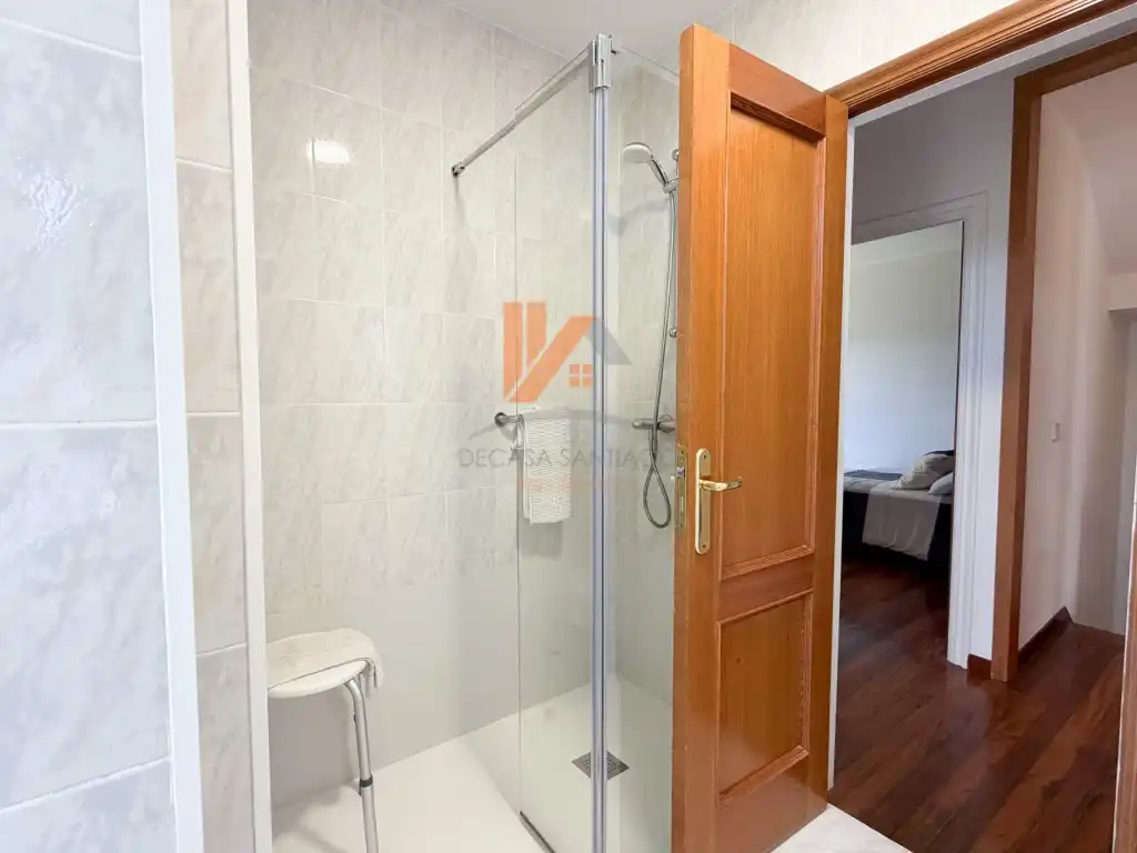 Baño de Casa adosada en venta en Brión con Jardín privado, Trastero y Horno