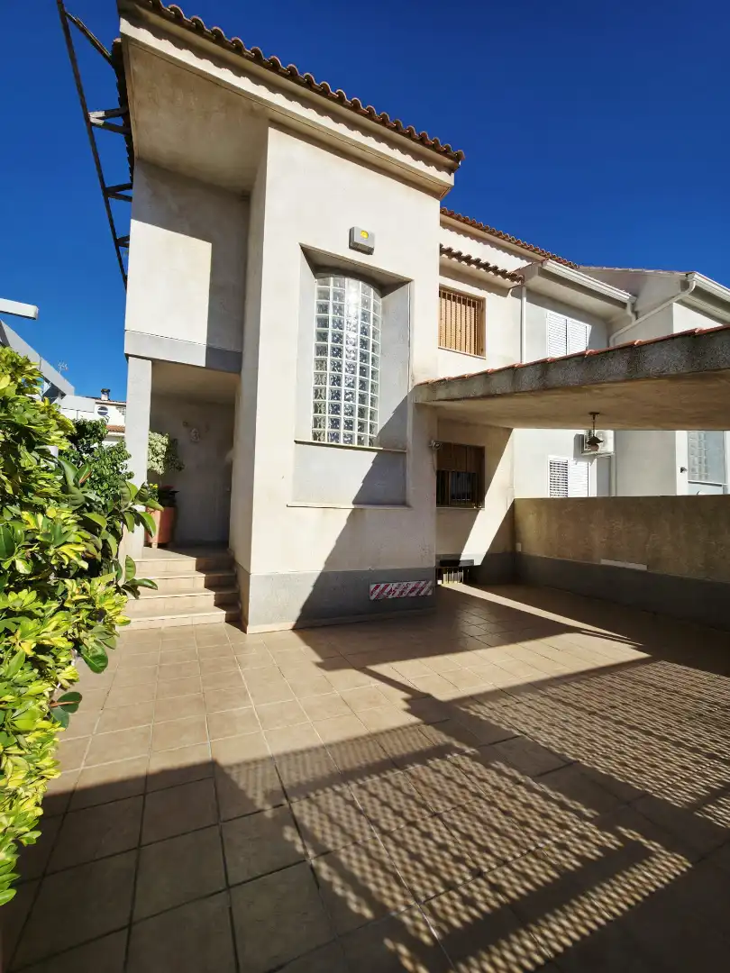 Vista exterior de Casa o xalet en venda en Picanya amb Aire condicionat, Jardí privat i Terrassa