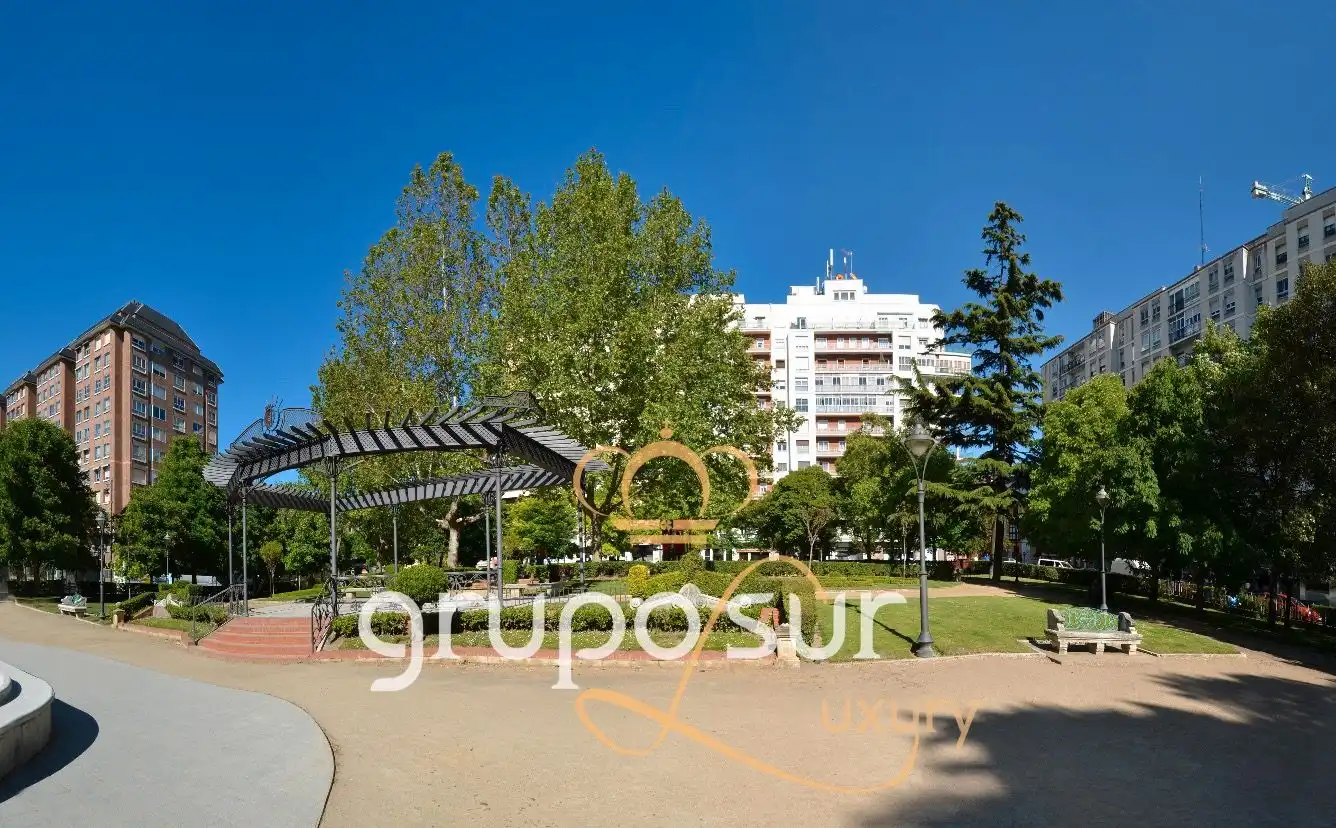 Vista exterior de Ático en venta en Valladolid con Calefacción, Parquet y Trastero