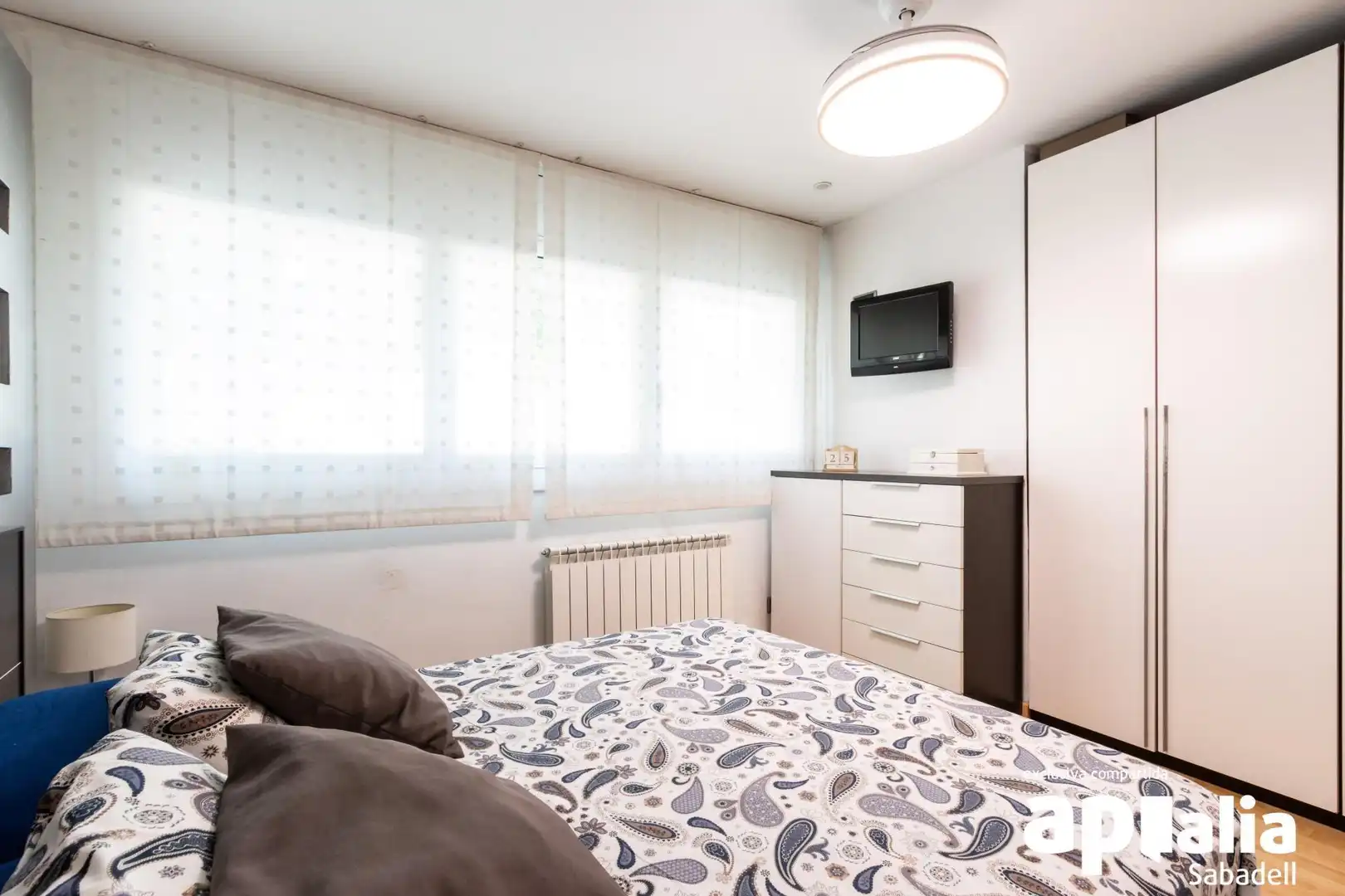 Habitación de Piso en venta en Sabadell con Aire acondicionado, Calefacción y Piscina comunitaria