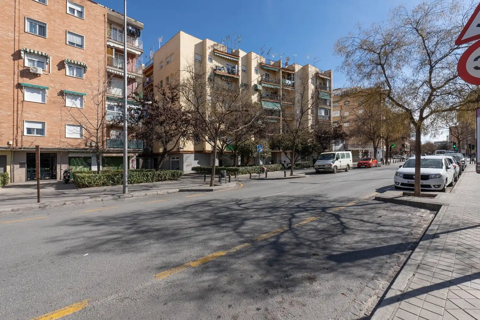 Vista exterior de Pis per a compartir en Granada amb Calefacció i Moblat