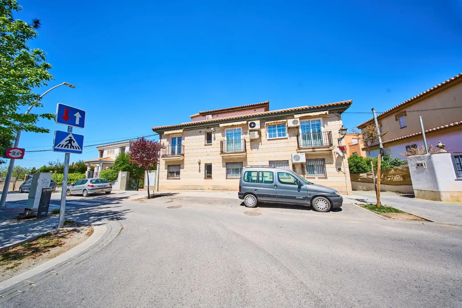 Außenansicht von Garage zum Verkauf in La Zubia