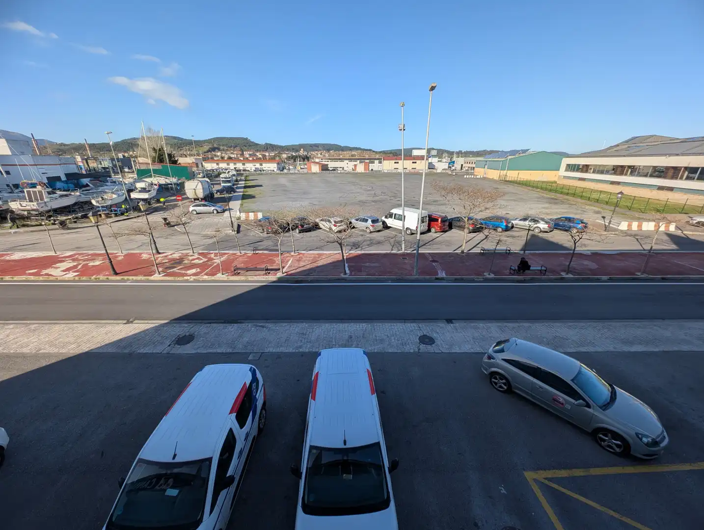Parkplatz von Fabrikhallen zur Miete in Colindres