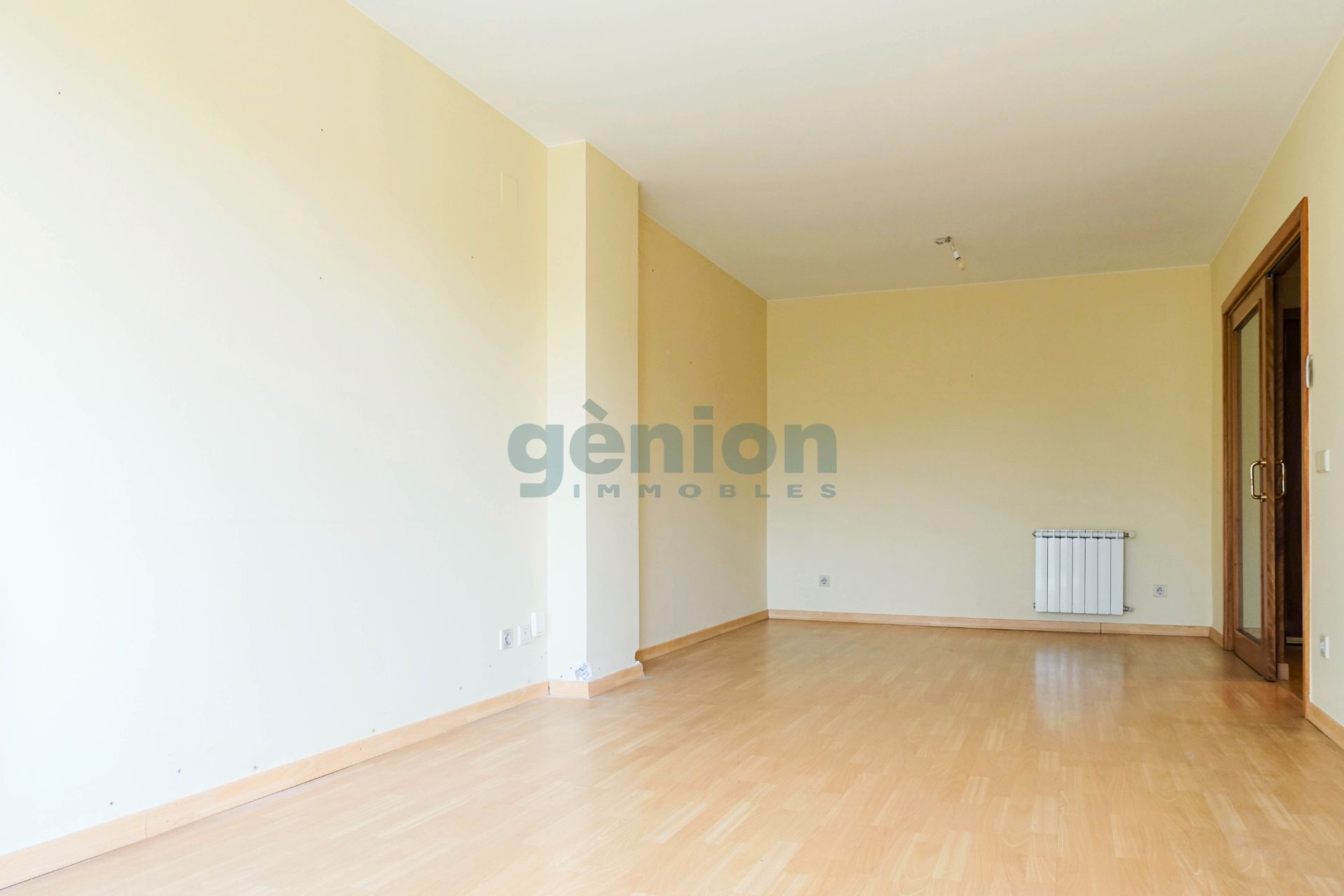 Dormitori de Pis en venda en Girona Capital amb Aire condicionat, Calefacció i Terrassa