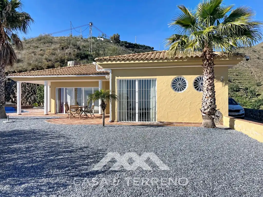 Vista exterior de Casa o xalet en venda en Algarrobo amb Jardí privat, Terrassa i Piscina