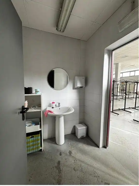 Badezimmer von Fabrikhallen zur Miete in Òdena