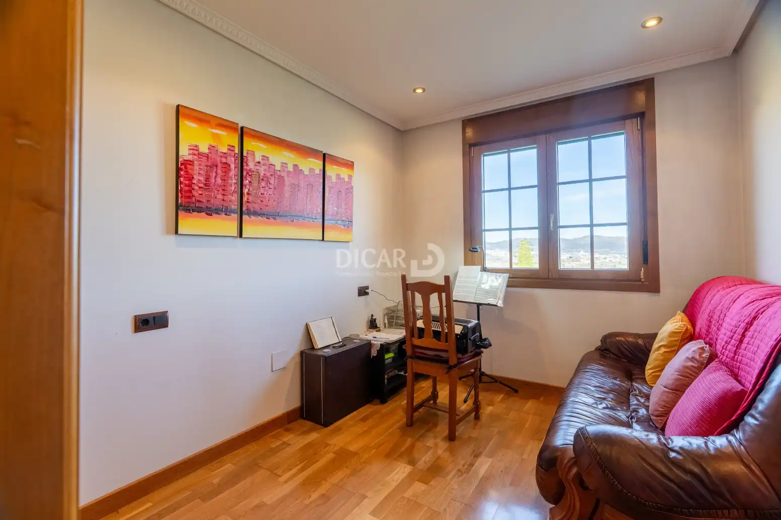 Dormitori de Casa o xalet en venda en Oviedo  amb Calefacció, Jardí privat i Parquet