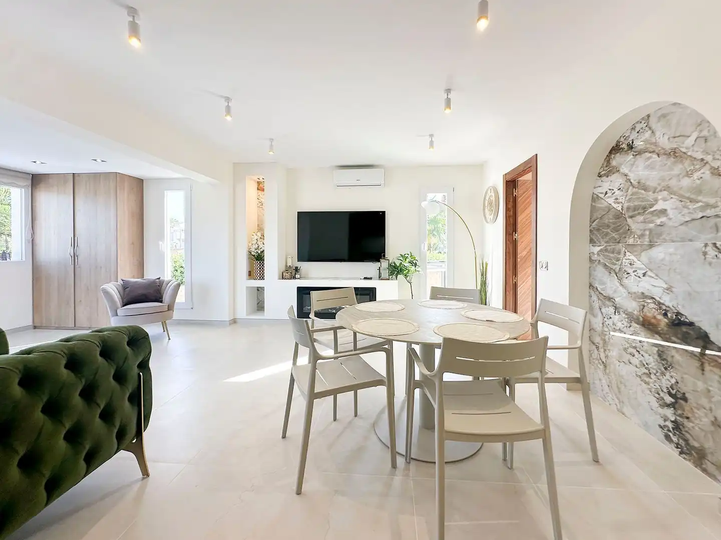 Sala d'estar de Casa o xalet en venda en Calpe / Calp amb Aire condicionat, Calefacció i Jardí privat