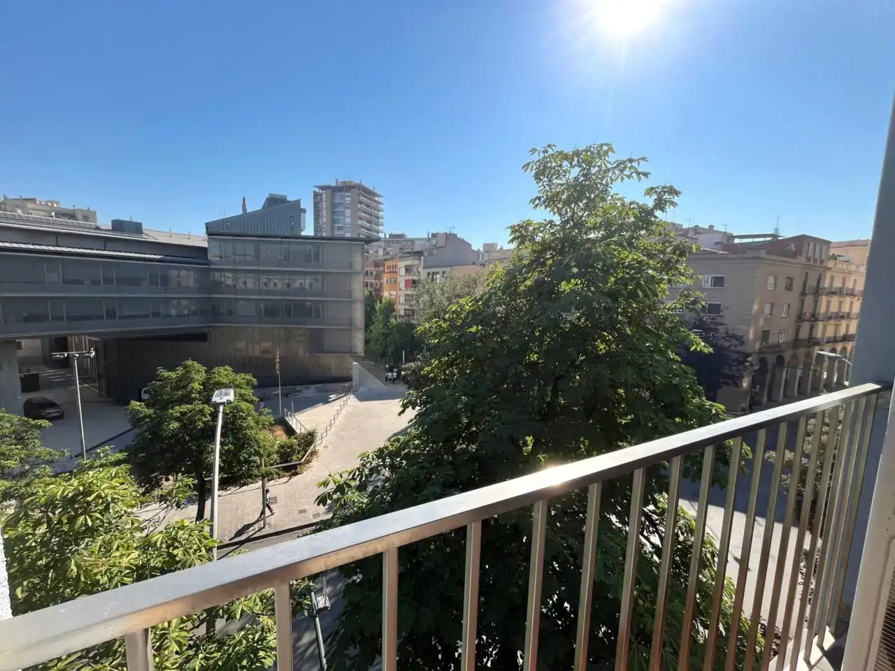 Vista exterior de Oficina de lloguer en Girona amb Aire condicionat