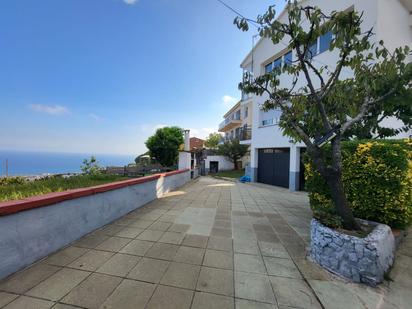 Vista exterior de Casa o xalet en venda en Pineda de Mar amb Aire condicionat, Terrassa i Balcó