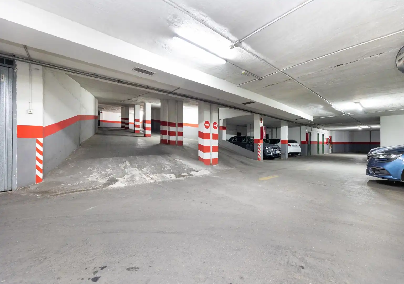 Parkplatz von Garage zum Verkauf in Granada