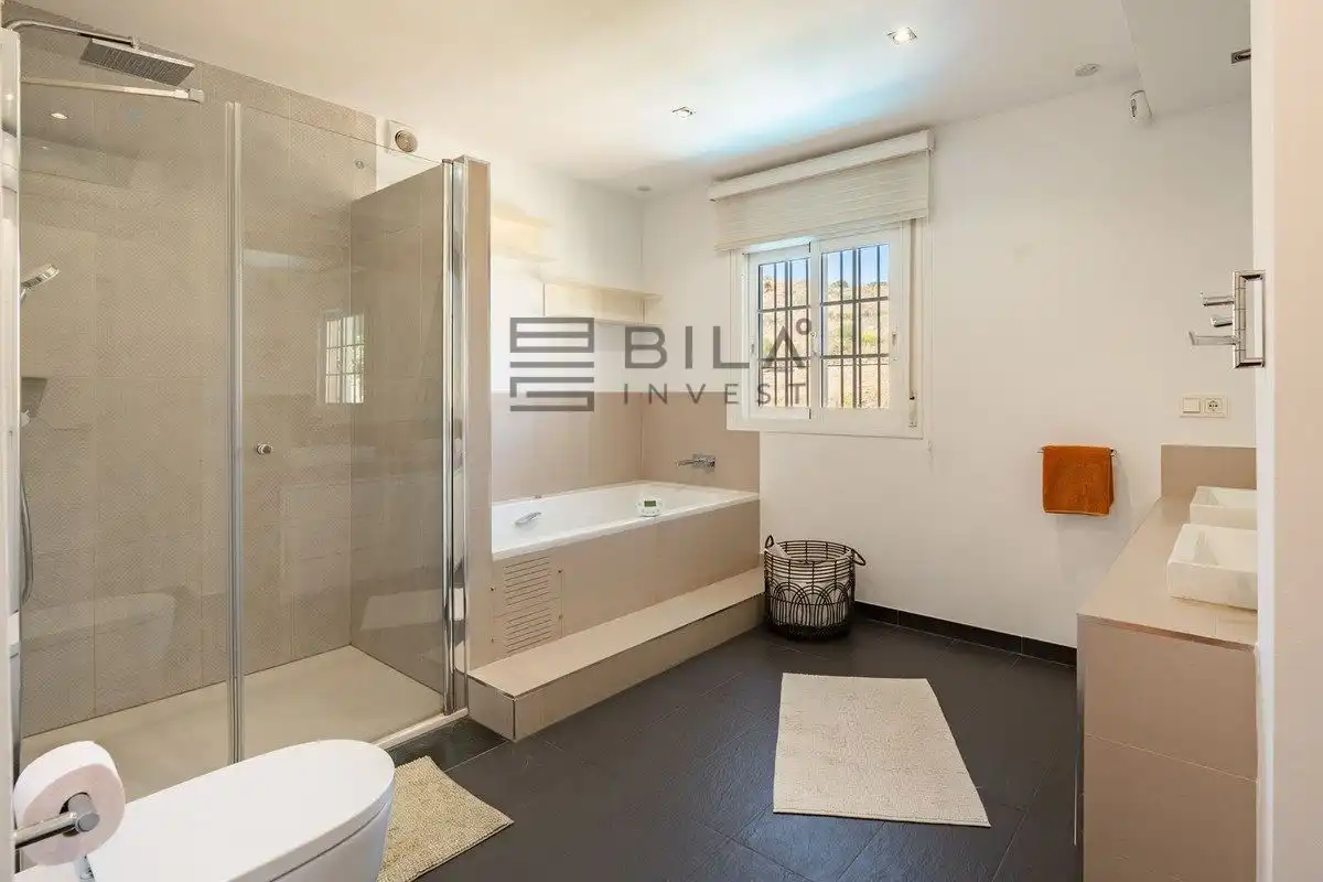 Bathroom of Houses for sale in Mijas Golf