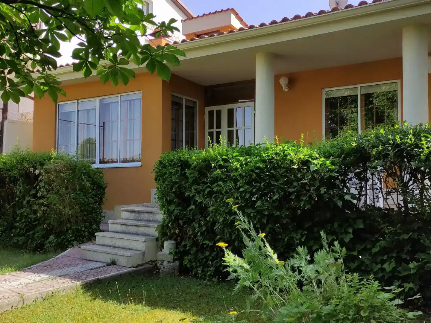 Vista exterior de Casa o xalet en venda en Dueñas amb Jardí privat, Parquet i Traster