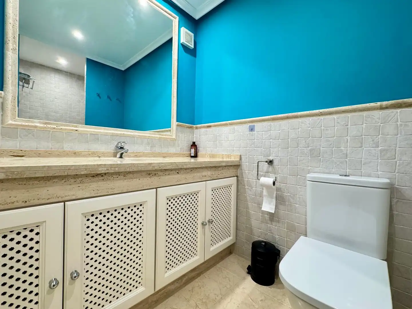 Baño de Apartamento de alquiler en Altea con Aire acondicionado, Calefacción y Jardín privado