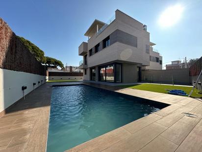 Piscina de Casa o xalet en venda en Castelldefels amb Aire condicionat