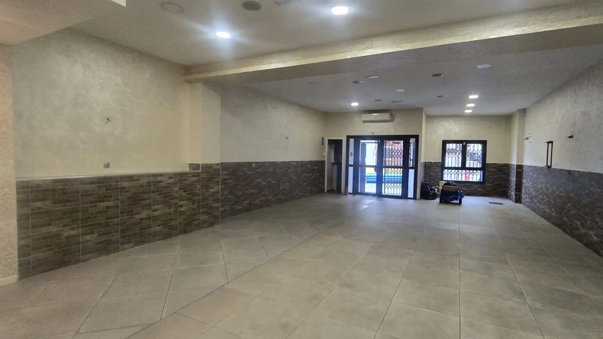 Premises for sale in Manlleu  with Air Conditioner and Heating