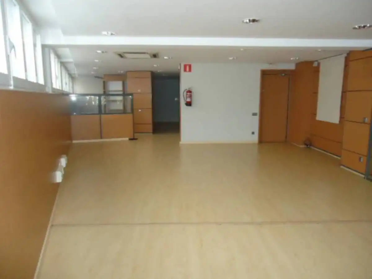 Local comercial de lloguer a Centre - Passeig i Rodalies