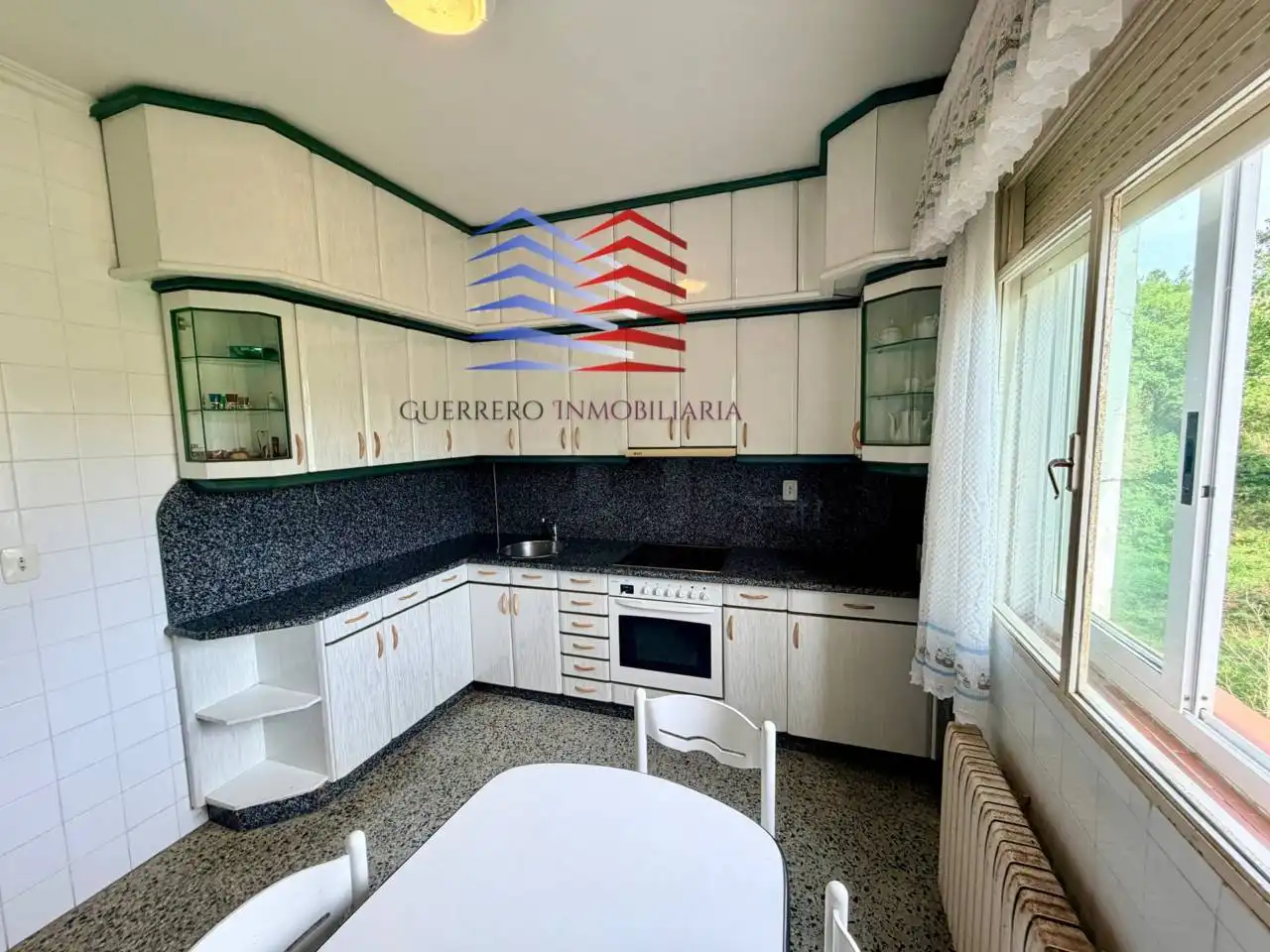 Cuina de Casa o xalet de lloguer en San Cibrao das Viñas amb Calefacció, Terrassa i Moblat