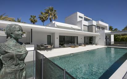 Vista exterior de Casa o xalet en venda en Sotogrande amb Aire condicionat, Terrassa i Piscina