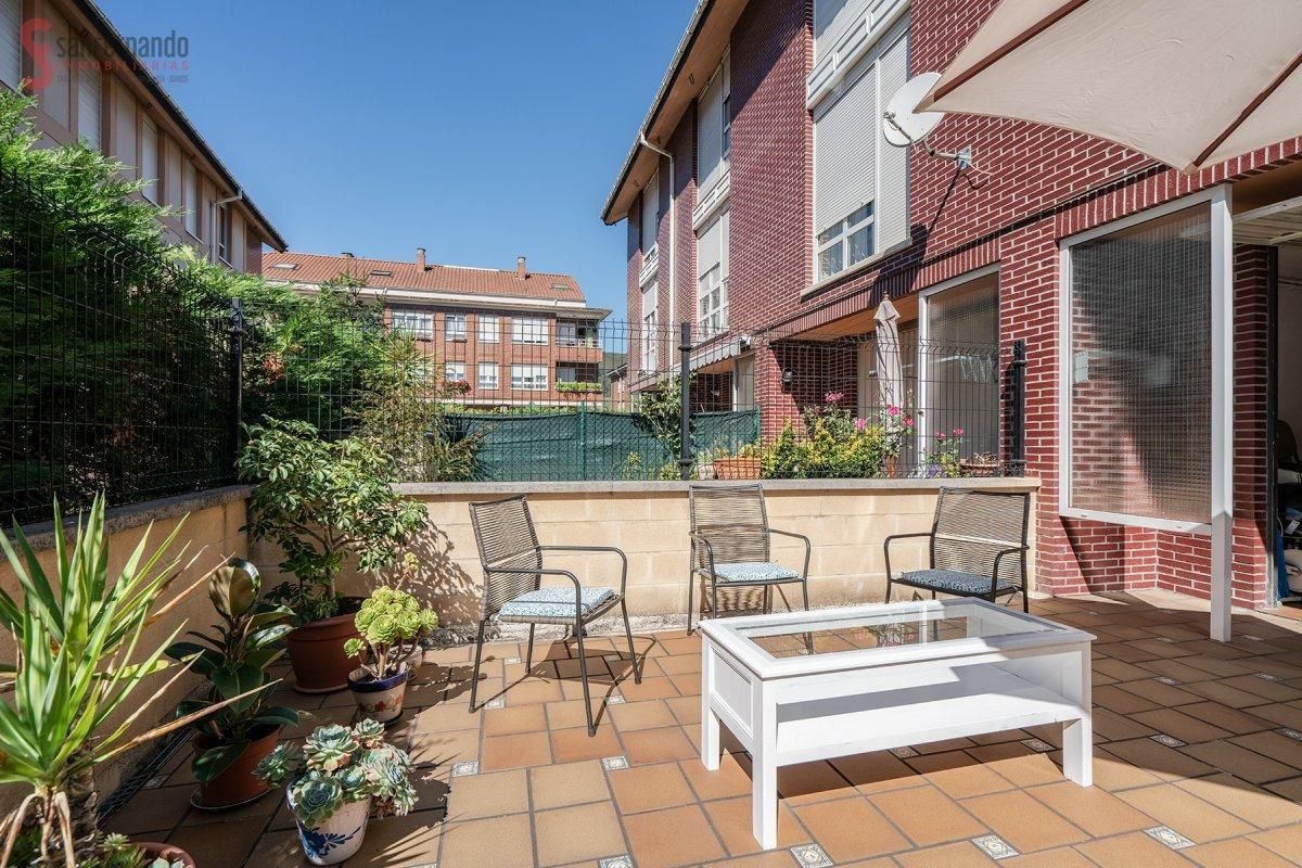 Terrassa de Casa adosada en venda en Los Corrales de Buelna  amb Calefacció i Jardí privat