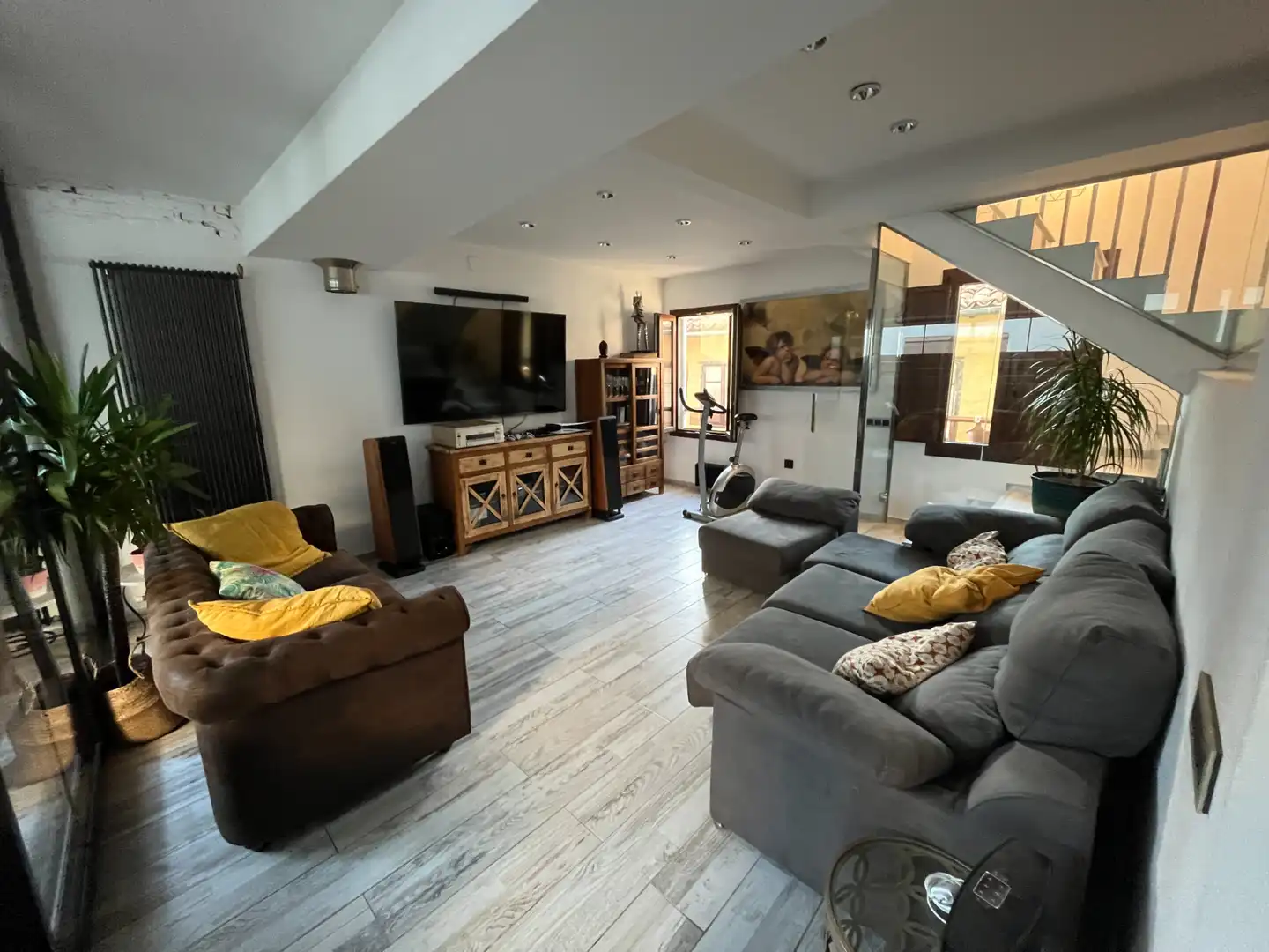 Sala de estar de Casa adosada en venta en Manlleu con Calefacción, Jardín privado y Parquet