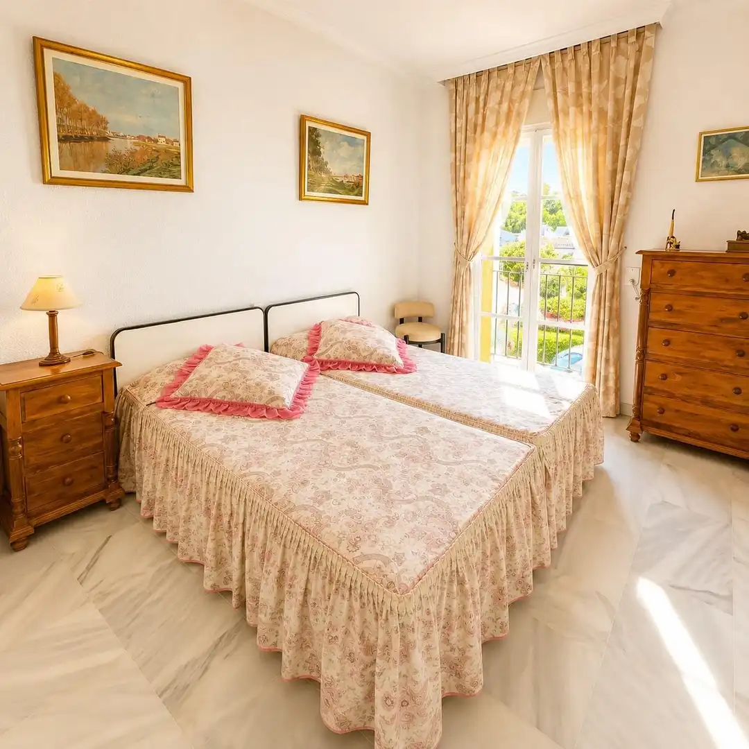 Schlafzimmer von Einfamilien-Reihenhaus zum Verkauf in Estepona mit Heizung, Privatgarten und Terrasse