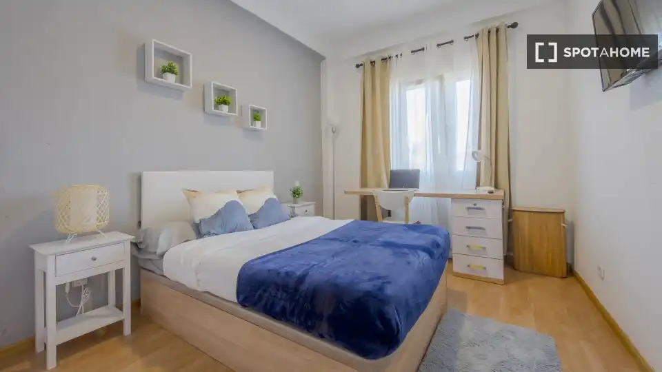 Schlafzimmer von Wohnung zur Miete in Madrid mit Klimaanlage, Heizung und Möbliert