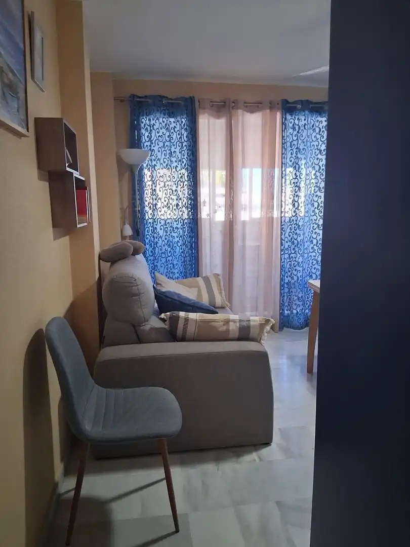 Sala d'estar de Apartament en venda en Roquetas de Mar amb Aire condicionat, Terrassa i Moblat