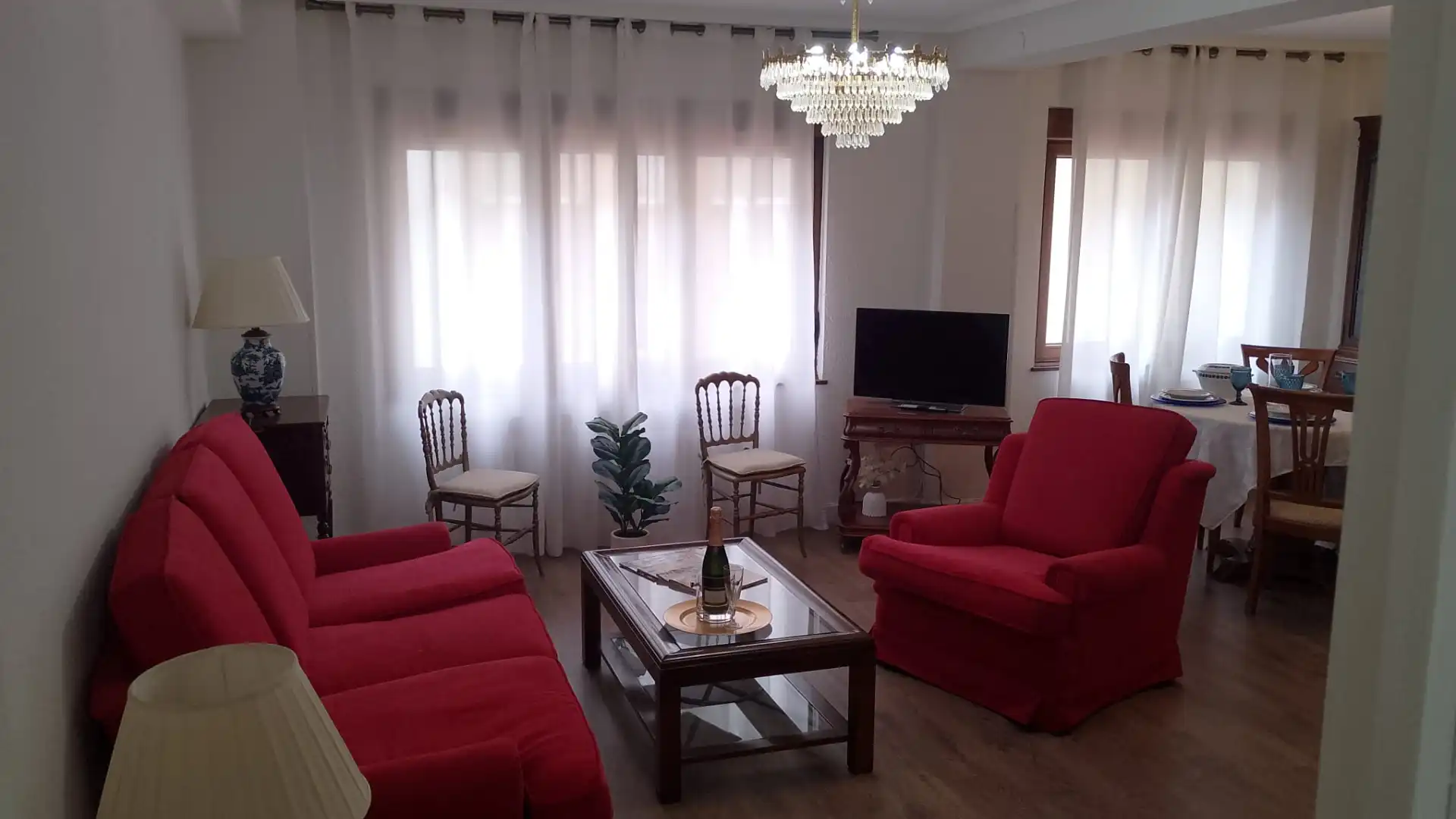 Sala d'estar de Pis en venda en Oviedo  amb Calefacció, Parquet i Moblat