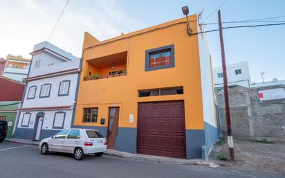 Vista exterior de Casa adosada en venda en Santa María de Guía de Gran Canaria amb Aire condicionat, Terrassa i Balcó