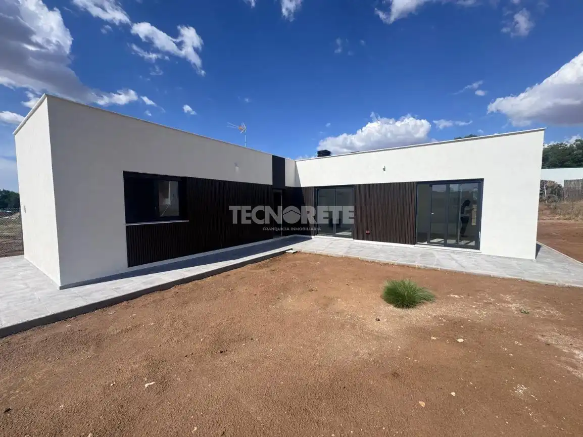 Terrace of Houses for sale in Layos  with Air Conditioner and Heating