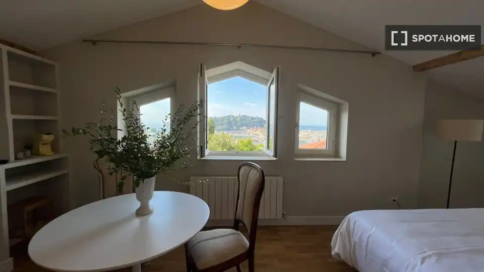 Habitación de Piso de alquiler en Donostia - San Sebastián  con Aire acondicionado, Calefacción y Amueblado