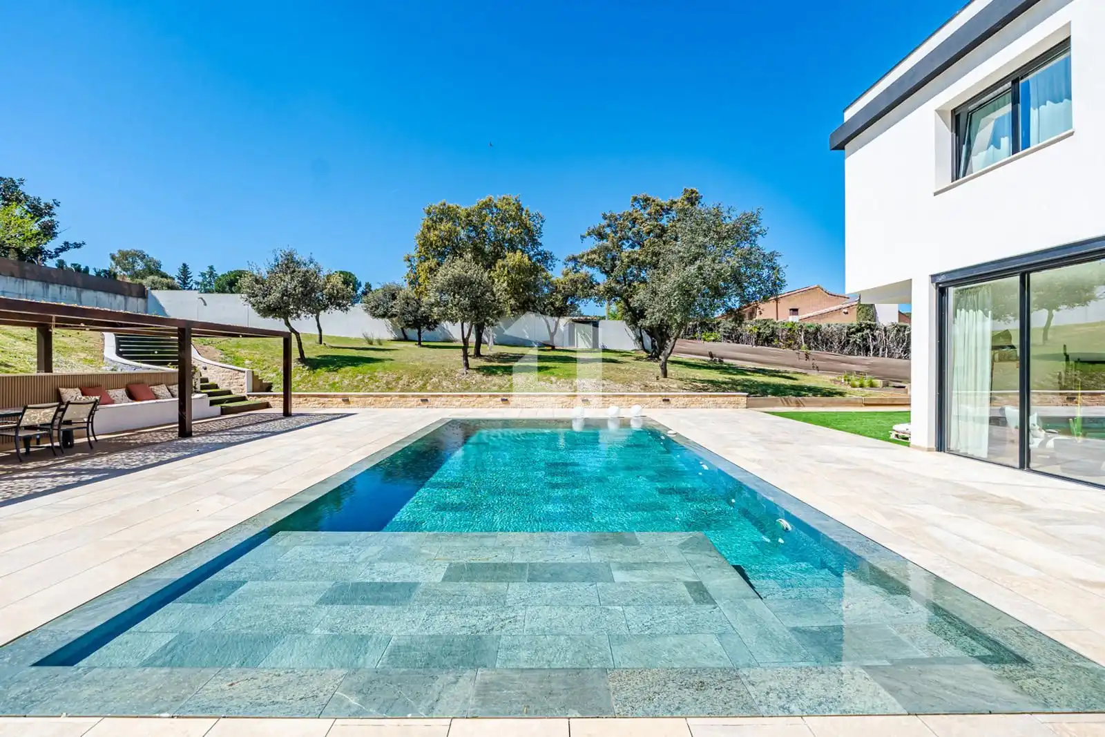 Swimming pool of Houses for sale in Pozuelo de Alarcón  with Air Conditioner, Heating and Terrace