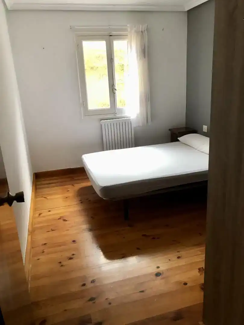 Habitación de Piso para compartir en Hernialde con Parquet y Amueblado