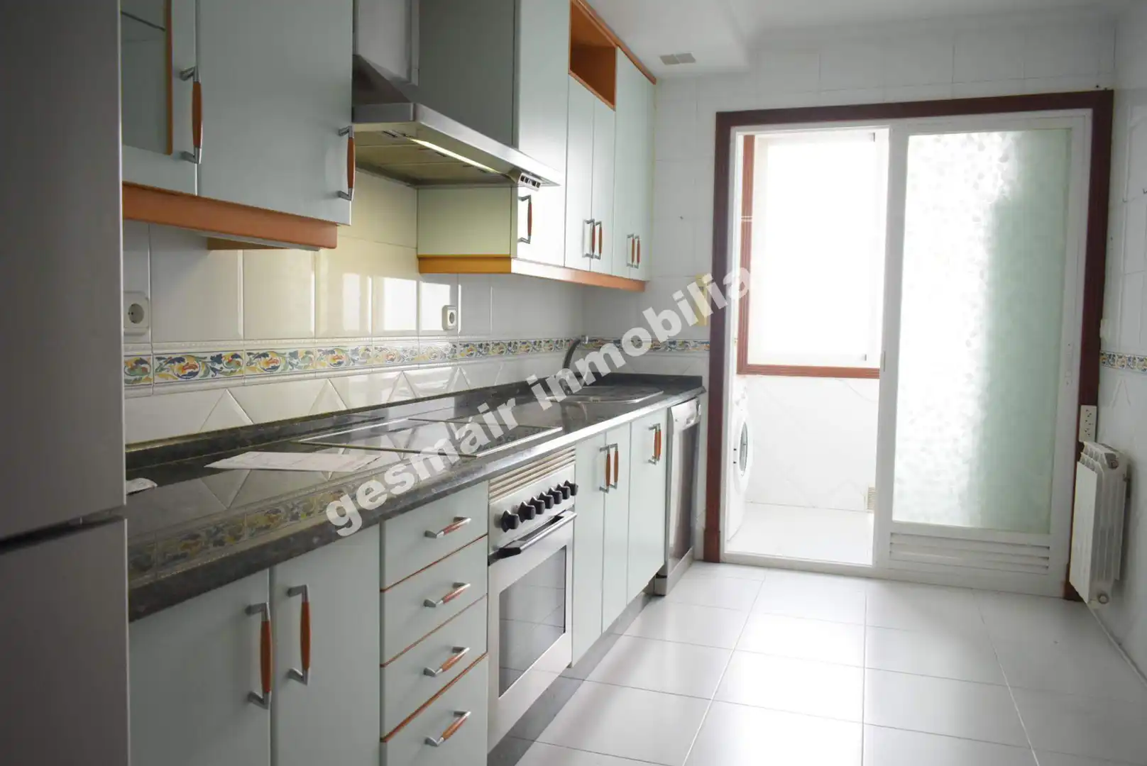 Cocina de Piso de alquiler en Pontevedra Capital  con Calefacción, Parquet y Trastero