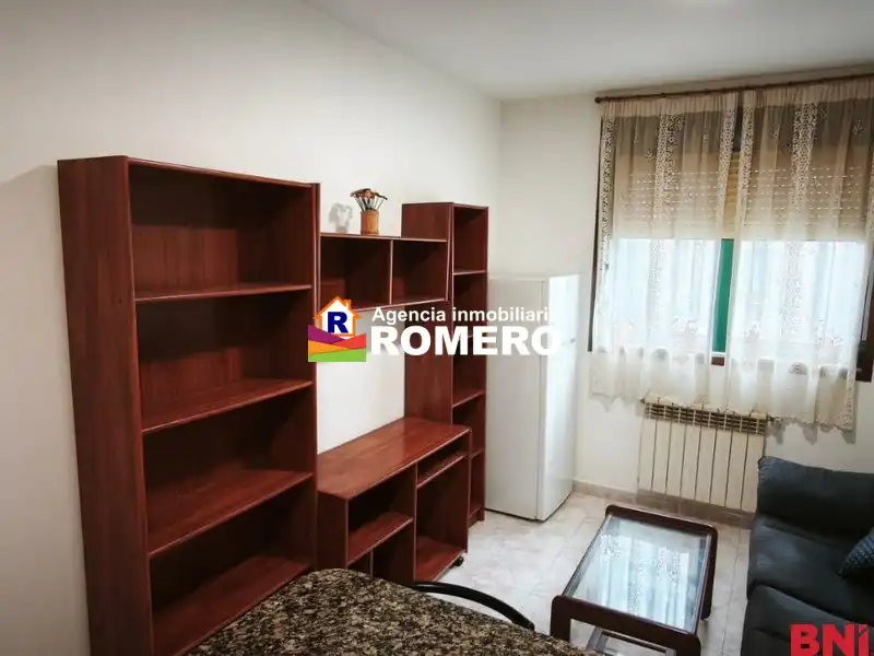 Schlafzimmer von Wohnungen zur Miete in Santiago de Compostela  mit Heizung, Abstellraum und Möbliert