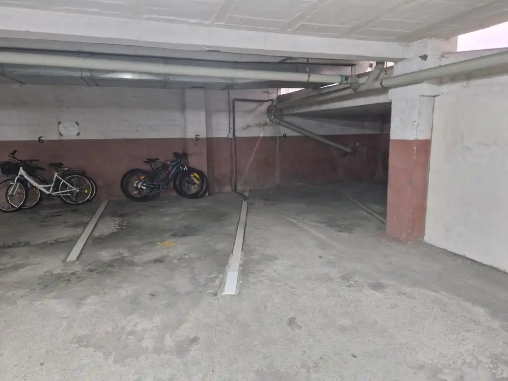 Parkplatz von Garage zum Verkauf in Boiro