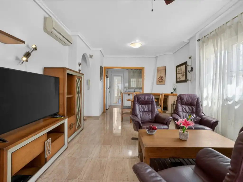 Sala d'estar de Casa adosada en venda en Torrevieja amb Aire condicionat, Moblat i Forn