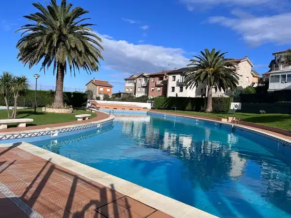 Schwimmbecken von Einfamilien-Reihenhaus zum Verkauf in Carreño mit Heizung, Parkett und Terrasse