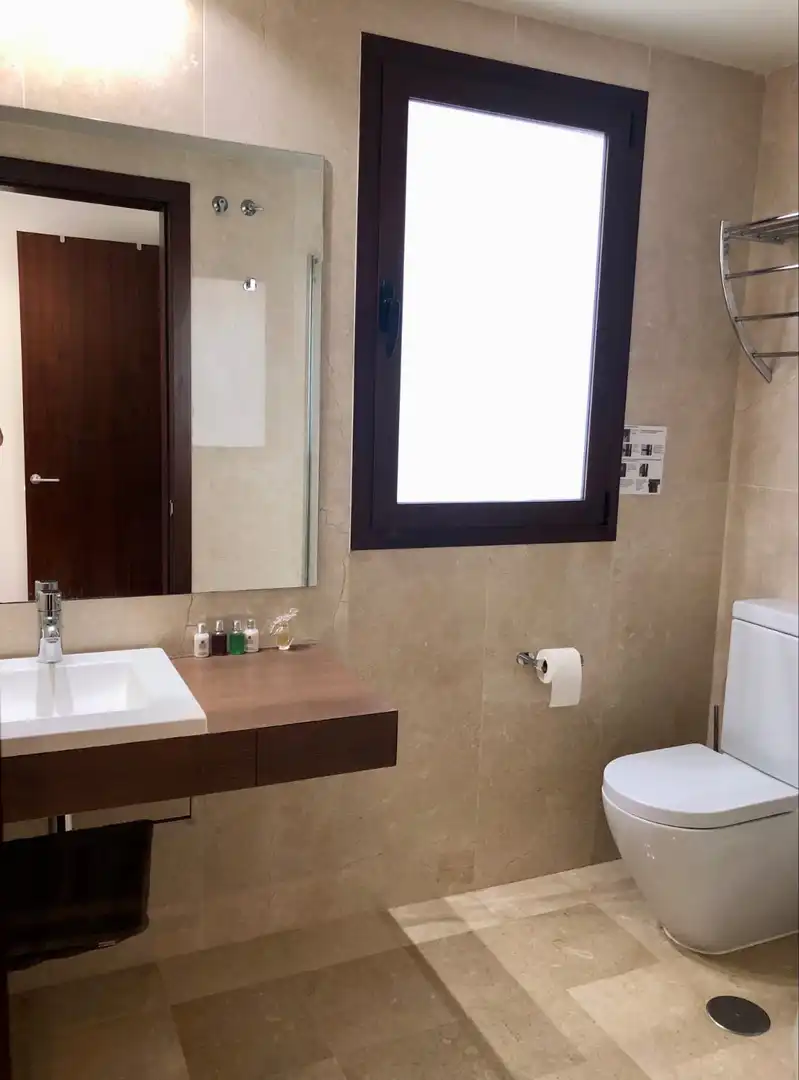 Baño de Planta baja de alquiler en Marbella con Aire acondicionado, Calefacción y Terraza