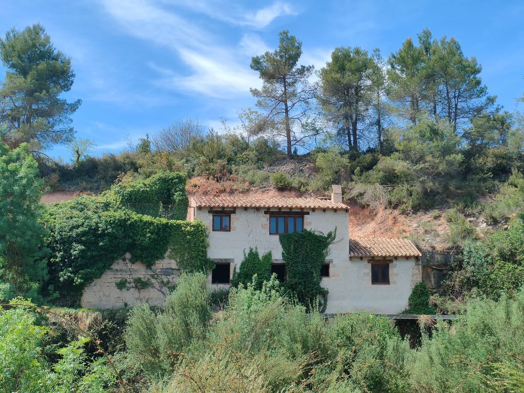 Country house for sale in Cretas