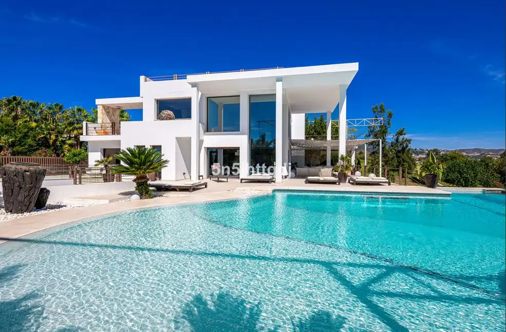 Chalet con piscina en venta en Benahavís pueblo