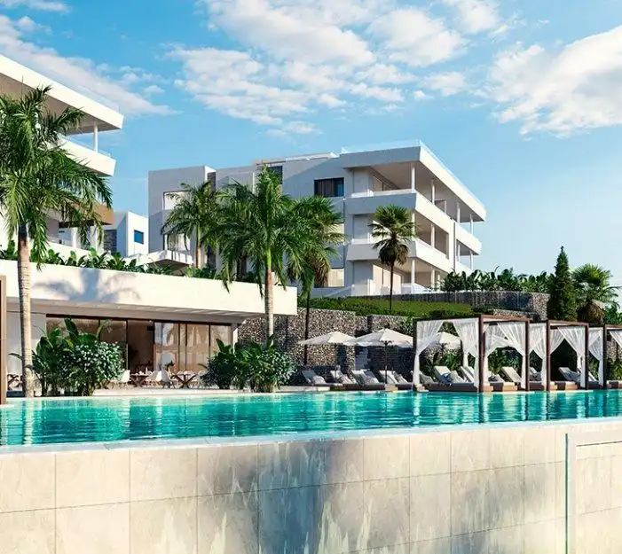 Schwimmbecken von Wohnungen zum Verkauf in Marbella mit Klimaanlage, Heizung und Privatgarten