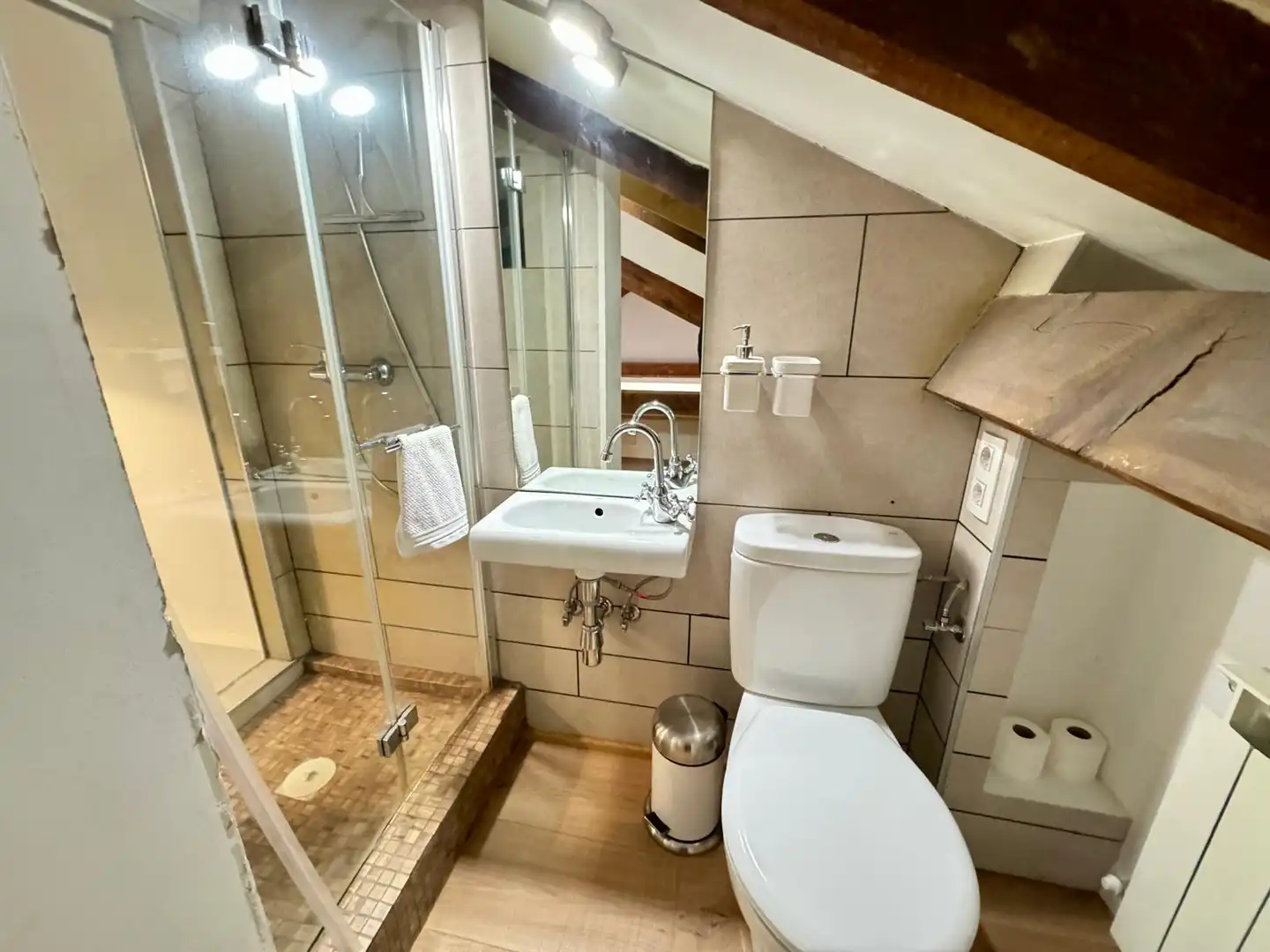 Badezimmer von Maisonette zum Verkauf in Madrid mit Klimaanlage und Privatgarten