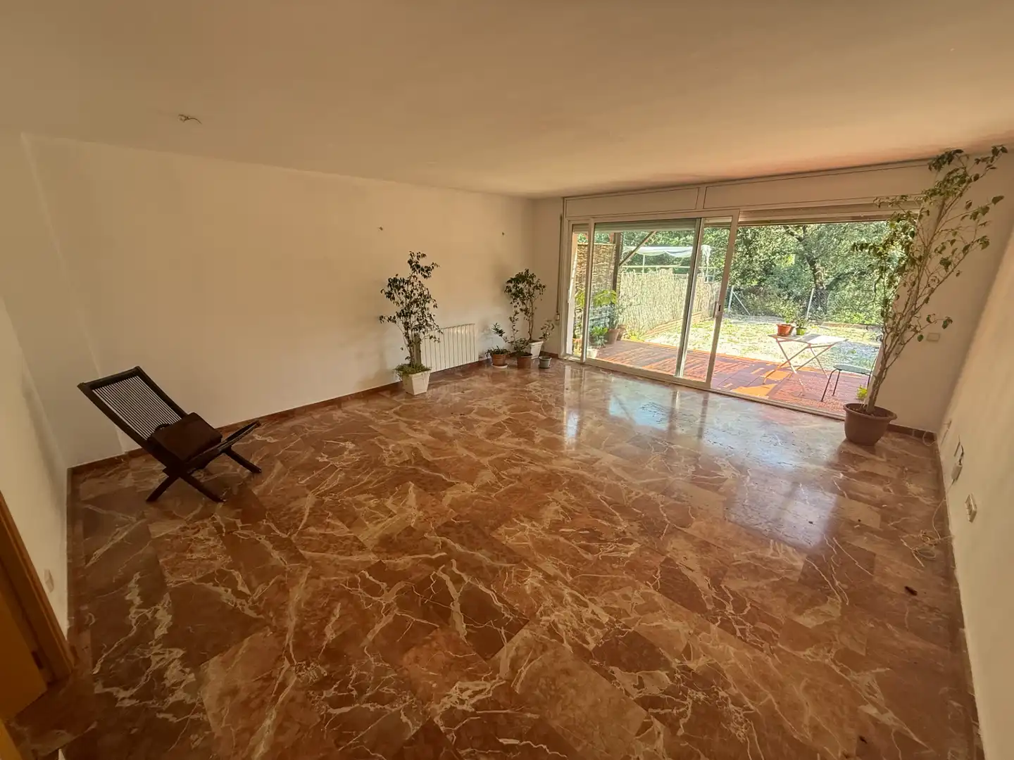 Wohnzimmer von Einfamilien-Reihenhaus zum Verkauf in L'Ametlla del Vallès mit Klimaanlage, Heizung und Privatgarten
