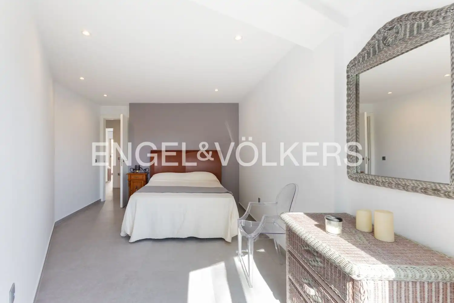 Schlafzimmer von Einfamilien-Reihenhaus zum Verkauf in Gandia mit Klimaanlage, Heizung und Privatgarten