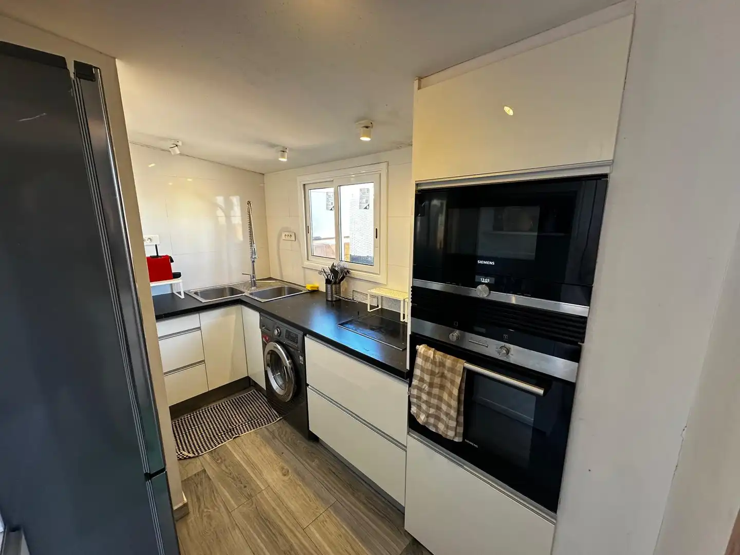 Küche von Dachboden zum Verkauf in Barcelona mit Balkon