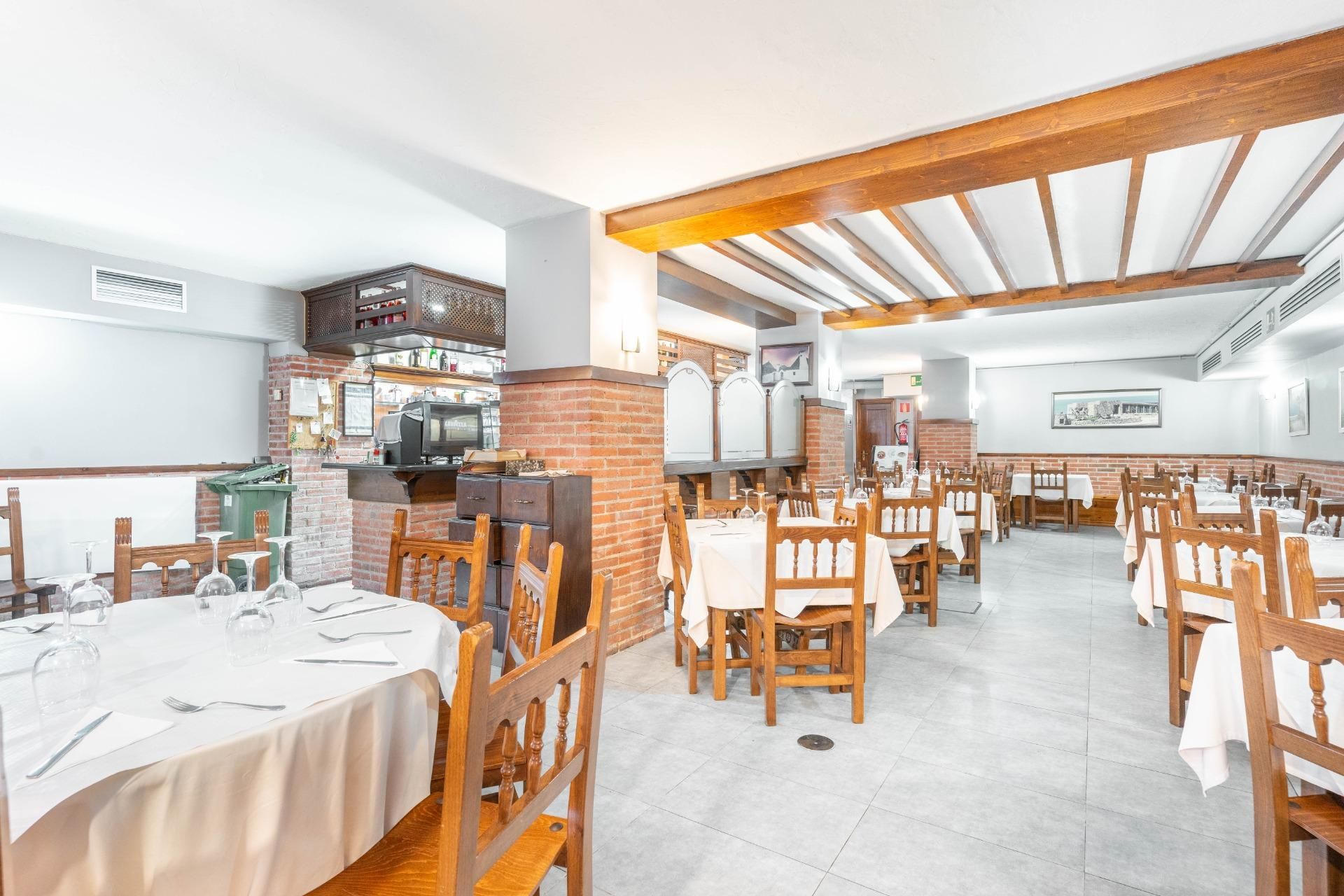 Premises for sale in Oviedo   with Furnished