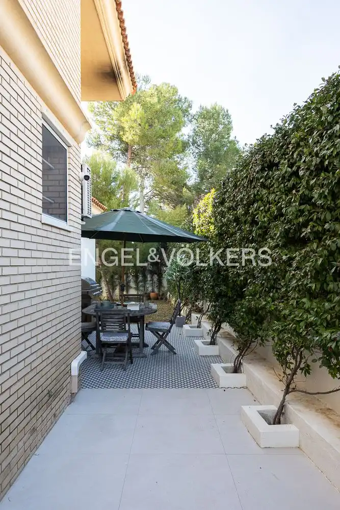 Terrassa de Casa o xalet de lloguer en Chiva amb Aire condicionat, Calefacció i Jardí privat